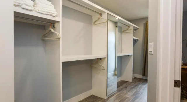 CONTEMPORARY FARMHOUSE I Central I w LARGE Double Garage I Fast WiFi!, Rezervați Hotel Northwest Edmonton Edmonton, aproape de Laurier Park