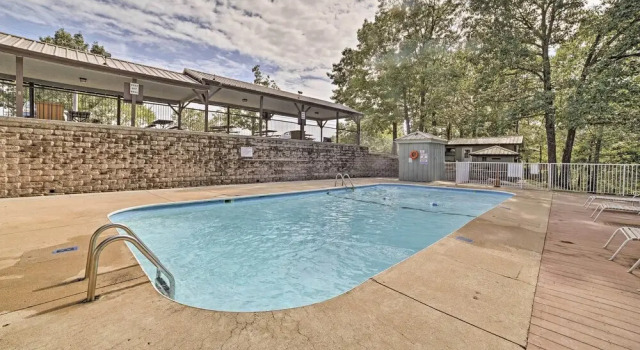 Апартаменты с 2 комнатами с балконом Unwind Fireside: Ozark Mtn Condo w/ Resort Perks!