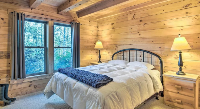 Коттедж 10 Mi to Lake Lure: Mtn-View Cabin w/ Deck & Loft
