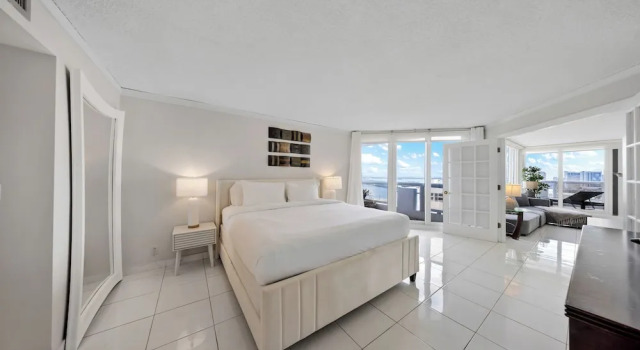 Апартаменты Deluxe с 2 комнатами с балконом StayCozy Apartments at The Grand