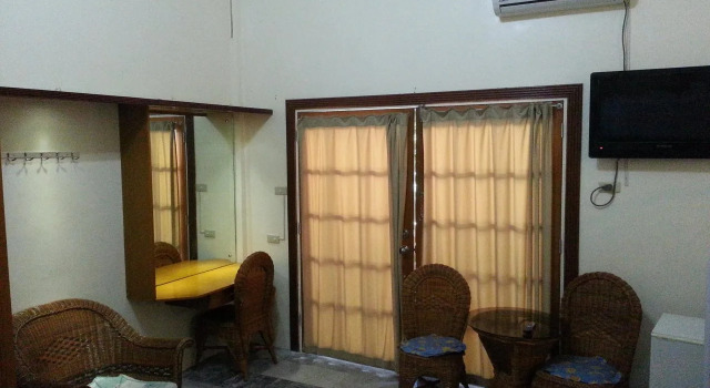 Dolphinbay Beachfront & Dive Resort