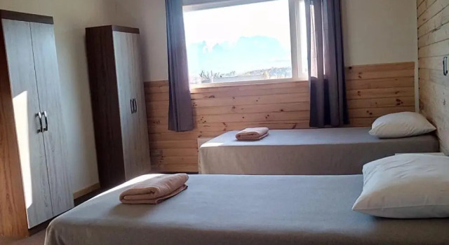 Кровать в общем номере Geikie Lodge