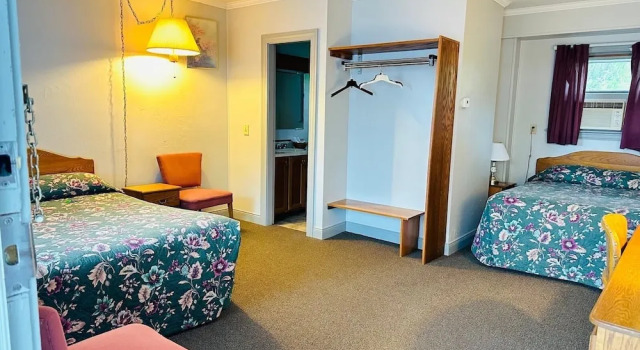 Четырёхместный номер Comfort с балконом Stiles Motel