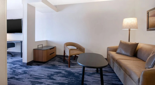 Люкс Fairfield Inn & Suites by Marriott Greenwood