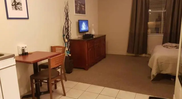 Cozy Little Studio #16 by Amazing Property Rentals, Rezerwuj Hotel Hotele w Outaouais z parkingiem, Parking