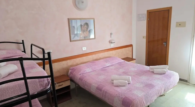 Четырёхместный номер Comfort с балконом Hotel Rosa