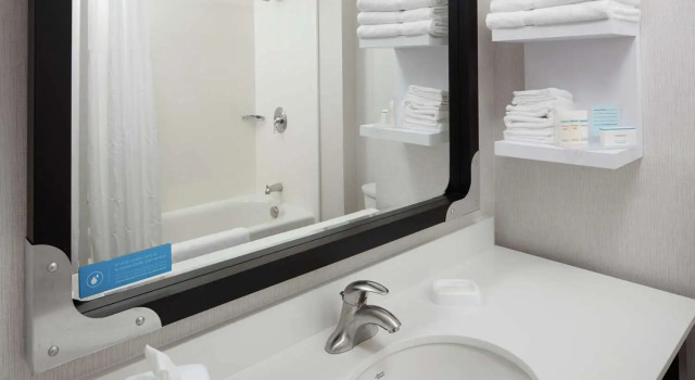 Четырёхместный номер Standard с видом на город Hampton Inn & Suites Teaneck/Glenpointe