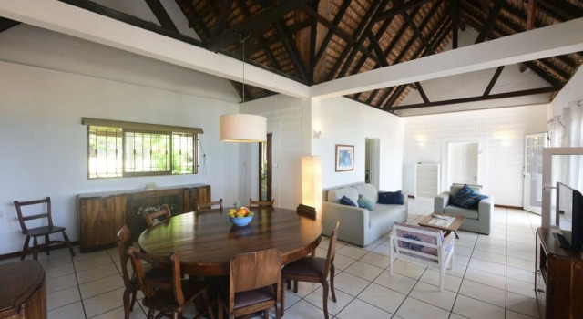 Veloutier Blanc Beachfront Villa by StayMauritius, Boek Villa Vakantiehuizen in Asturië, Cottage
