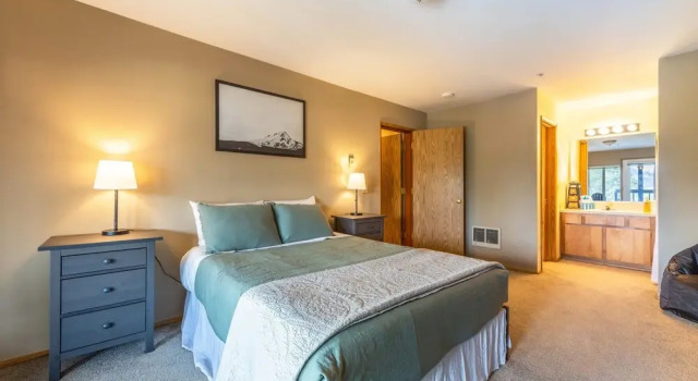 04 Lodge 1 Bedroom Condo by RedAwning, Забронировать Апартаменты/квартира Отели Худ-Ривер с парковкой, Парковка