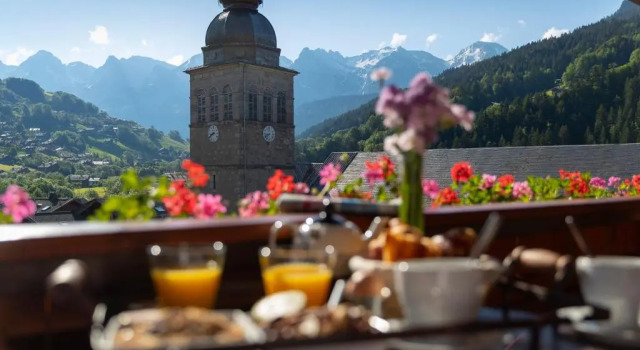 Трёхместный номер Standard с балконом и с видом на горы Logis La Croix-Saint-Maurice