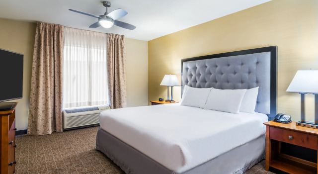 Larkspur Landing Extended Stay Suites St Louis Riverport, Забронировать Отель Отели Мэриленд-Хайтс с парковкой, рядом с Голливуд Казино Сейнт Луис, Парковка