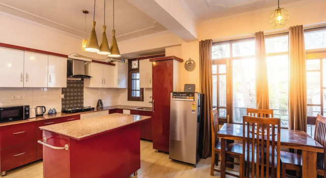 Апартаменты Luxury The Sunset Abode Shimla 4BR Valley Views
