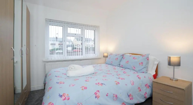 BIRMINGHAM HAGLEY WEST HOUSE, 5 bedrooms with 7 BEDS, 3x doubles beds, 4x singles beds,2 toilets,2 bathrooms,2 toilets, sleeps 7-10 people great motorway links M5 M6 M42 A38 A34, Забронировать Апартаменты/квартира Олдбери Уэст-Мидлендс