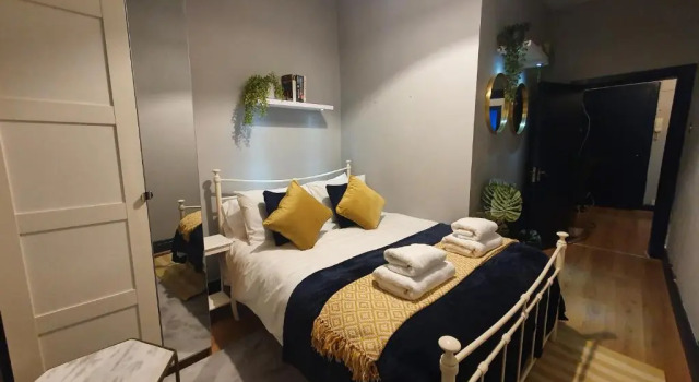 Cosy 3 bedroom flat in City Centre - can sleep up to 6, Забронировать Отель Отели Glasgow & The Clyde Valley с парковкой, Парковка