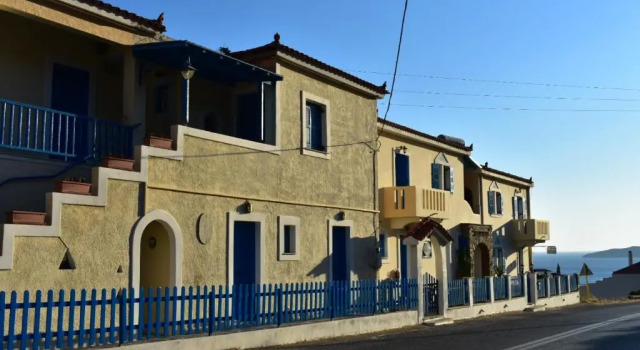 3 Alpha Studios, Prenota Hotel Batsion Andro