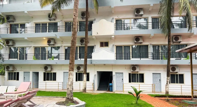 Двухместный номер Superior с видом на бассейн FabHotel Bay Breeze - 800M From Morjim Beach