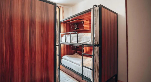Кровать в общем номере Hotel Weismayr