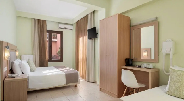 Трёхместный номер Standard с балконом Hotel Leto Delphi