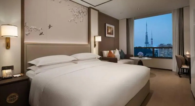 Двухместный номер Yuexiu Hotel Guangzhou,Curio Collection by Hilton