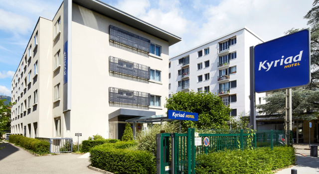 Кровать в общем номере Kyriad Grenoble Centre
