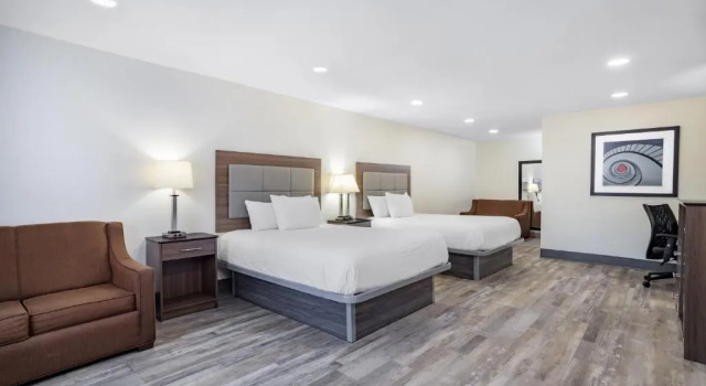 Четырёхместный люкс Deluxe Ramada by Wyndham Hendersonville