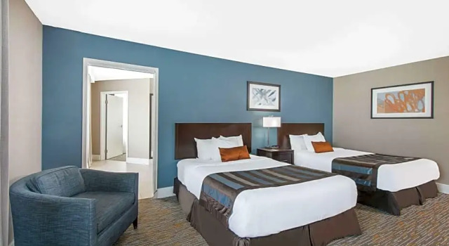 Четырёхместный люкс Mobility/Hearing Accessible Wingate by Wyndham Niagara Falls