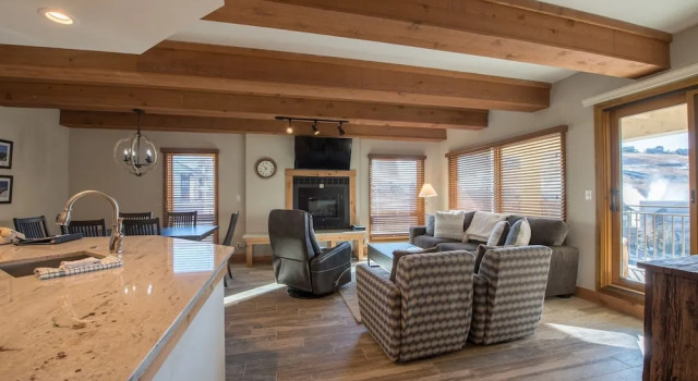 Recently Remodeled Ski Lodge Styled Plaza Condo - No Cleaning Fee! by RedAwning, Book Lejlighed Hoteller i Crested Butte Mountain med parkering, Parkering