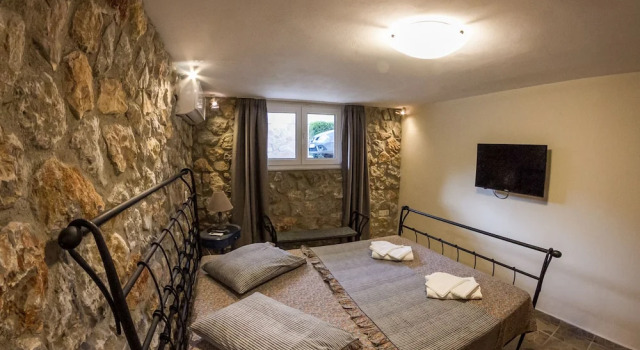 Spacious home with garden in Marathonas