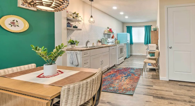 Stylish Vacation Rental - Walk to Isu!, 예약 휴가용 주택 노멀 일리노이