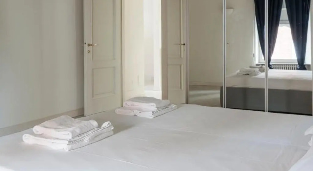 APT24 - Superb Atticus in historic centre of Desenzano, Забронировать Апартаменты/квартира Дезенцано-дель-Гарда озеро Гарда