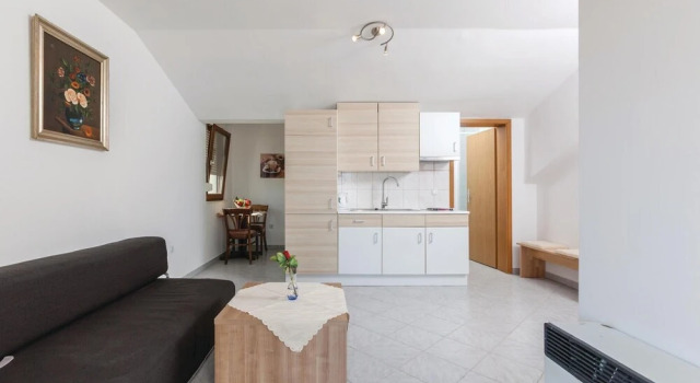 Beautiful Home in Okrug Gornji With Wifi and 1 Bedrooms, Buchen Sie Hotel Hotels in Gespanschaft Split-Dalmatien mit Pool, Schwimmbad