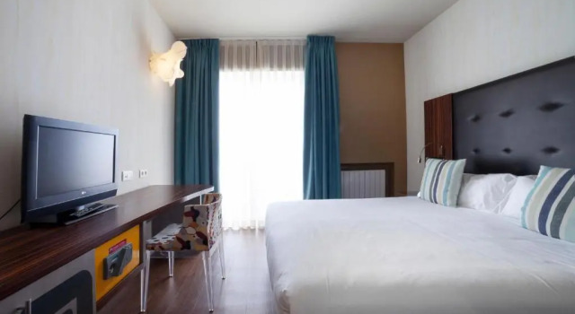 Четырёхместный номер с видом на море Petit Palace Tamarises