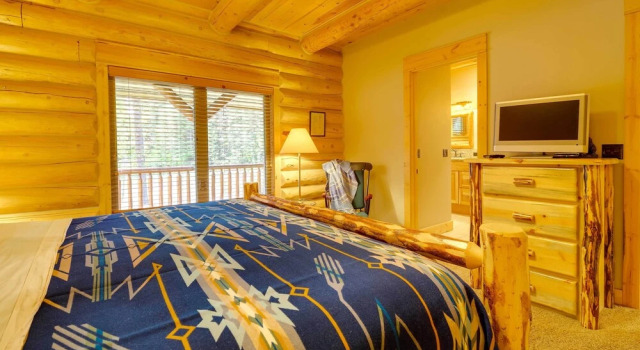 Коттедж Exquisite Mccall Log Cabin - Walk to Payette Lake!