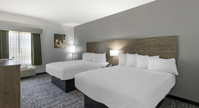 Четырёхместный номер Standard Best Western Plus MidAmerica Hotel