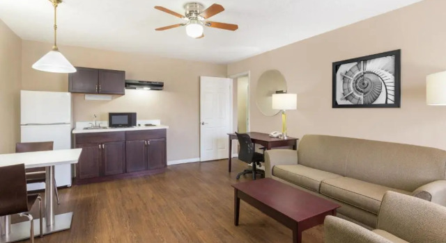 Четырёхместный люкс c 1 комнатой Super 8 by Wyndham Ellenton Bradenton Area