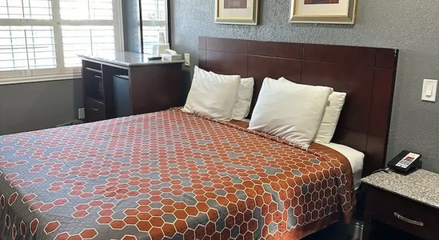 Люкс с 2 комнатами Fireside Inn By The Beach Boardwalk & Bowling