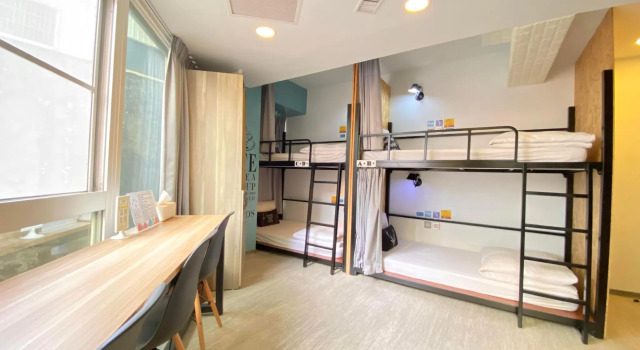Кровать в общем номере Flyinn Hostel