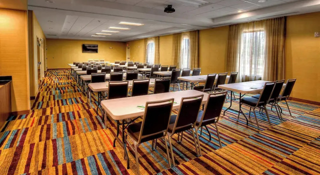 Fairfield Inn N Stes Marriott, Boek Hotel Hotels in Yukon met parkeren, Parkeren