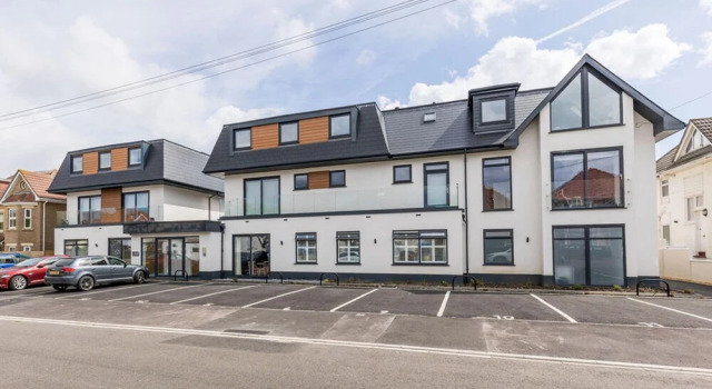 Modern 2bed Flat, Parking, Close to Beach & Shops
