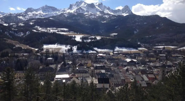 Petit cocon plein sud vue montagnes Lesclesdenicole