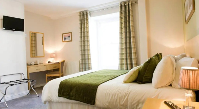 Rose and Crown Hotel, Забронировать Отель Кармартен Carmarthenshire, рядом с Галерея Oriel Myrddin