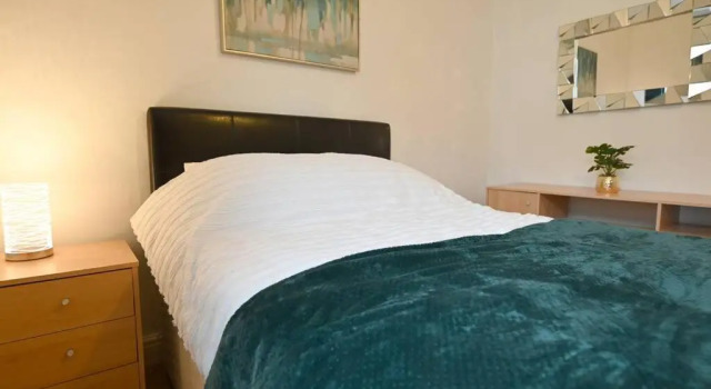 4 Bed Town House 'Reading Town Centre', Забронировать Отель Рединг Беркшир, рядом с Reading Borough Council