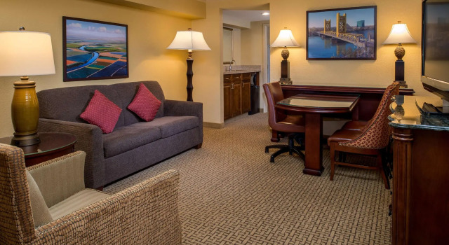 Номер Standard Embassy Suites by Hilton Sacramento Riverfront Promenade