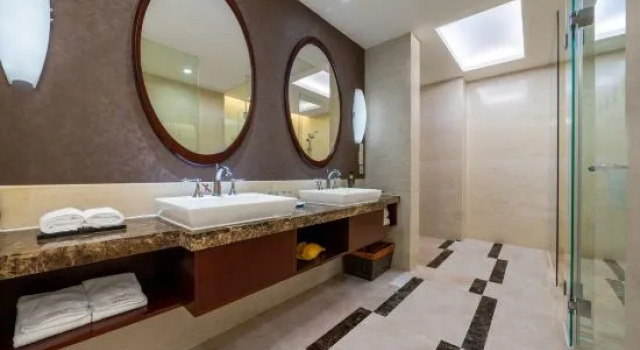 Люкс Business Golden Bay International Hotel