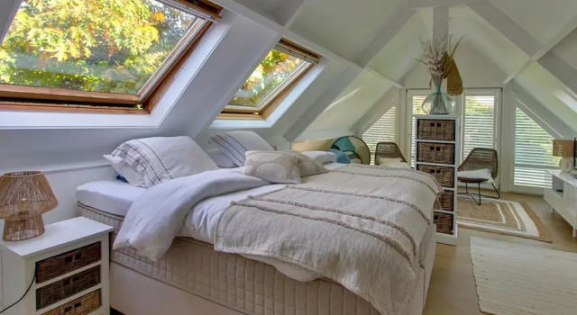 A Charming Holiday Home With a Swimming Pool, Забронировать Отель Отели Leiestreek с парковкой, Парковка