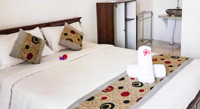 Reynold Artha Guest House, Забронировать Гостевой дом Отели Лембонган с парковкой, рядом с Gala-Gala Underground House, Парковка