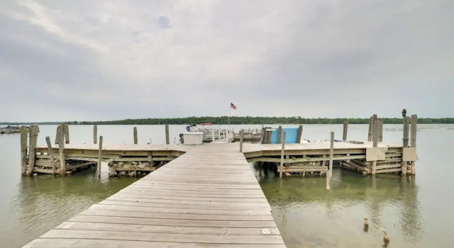 Steps to Lake! Waterfront Cedarville Resort Cabin, Varaa Lomakeskus Lomahotellit kohteessa Michigan, Lomakeskus