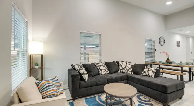 Gated Houston Home w/ Large Yard: 4 Mi to Downtown