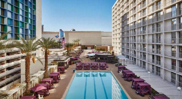 Двухместный номер Mountain Tower Deluxe с видом на бассейн Harrah’s Las Vegas – A Caesars Rewards Destination
