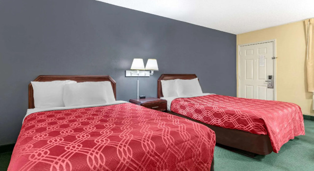 Четырёхместный номер Standard Econo Lodge Junction